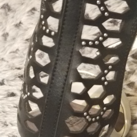 Fabulous and sure to be noticed pair of heels - Picture 6 of 8